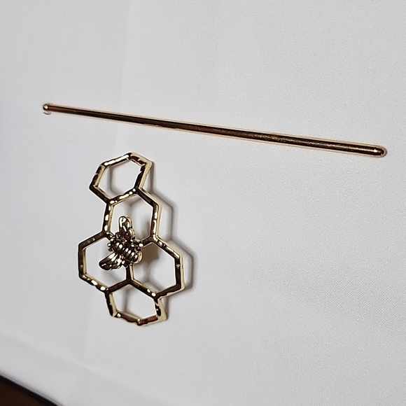 Honeycomb & Bee Hair Stick-Gold - Picture 3 of 4